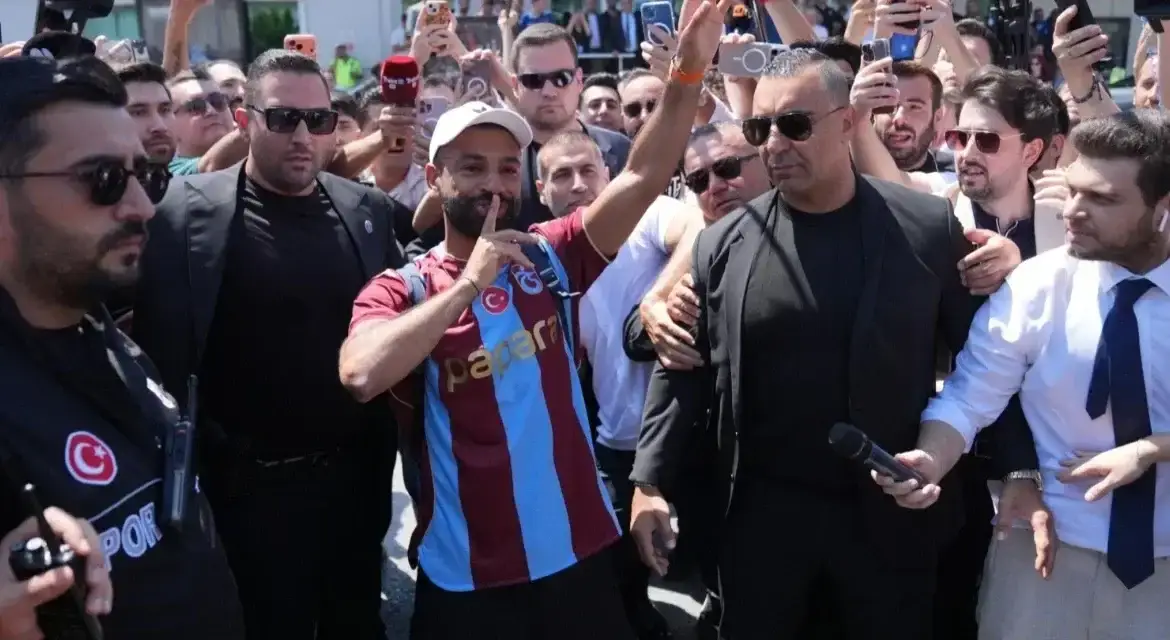 محمد صلاح يصل إلى إسطنبول مرتديًا ألوان طرابزون سبور